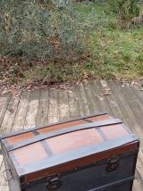 Ancien coffre, bombé, en bois restauré