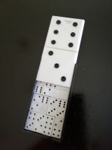 Dominos Miniatures En Boîte À Dominos Noir Et Blanc. 