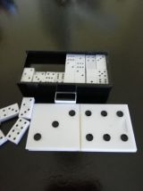 Dominos Miniatures En Boîte À Dominos Noir Et Blanc. 