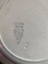 3 assiettes plates terre de fer à la bordure fleurie verte.