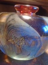 Flacon verre soufflé a inclusions signé marcel sabat