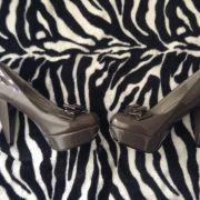 Escarpins vernis gris