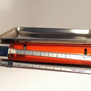 Balance Terraillon orange ancienne, marquée par le temps