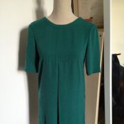 Robe verte pli creux devant et ouverte dos 