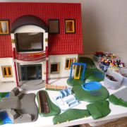 Maison playmobil avec 200 accessoires et figurines