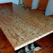 Table type monastère rehaussée plateau marbre
