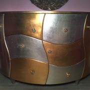 Commode bombée en bois, peinture dorée et argentée