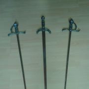 lot 3 épées Espada XVIIe italien siècle. Mesure 106 x 14 cm. Poids 500 gr.
