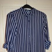 Chemise à rayures bleues et blanches