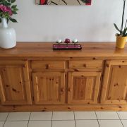 MEUBLE BAS EN PIN MASIF VERNIS 