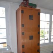 Armoire design asiatique en laqué orange 