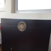 2 coffres / tables de chevet en laque aubergine