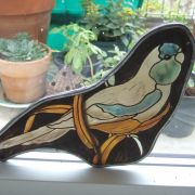 Petit vitrail perruche bleue avec motif végétal