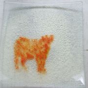 Petite assiette en verre artisanal motif vache  avec émail orange