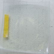 Petite assiette en verre artisanal inclusion jaune