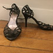 SANDALES À TALONS NOIRES lanières fines t. 38