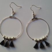 Boucles d oreilles argentées pompons noirs