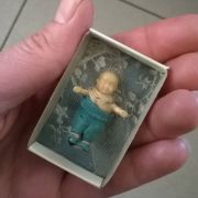 Poupée mignonnette miniature 3 cm dans sa petite boite (lit)