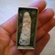 Bébé miniature dans sa petite boite pour poupée ancienne