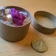 Bébé miniature dans son petit lit (boite) pour poupée ancienne