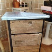 Meuble bas customisé avec bois de récup' et zinc