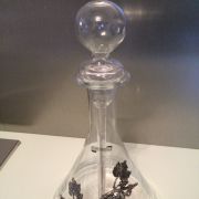 Carafe à décanter avec motif en étain véritable