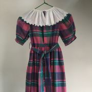 Robe à carreaux avec col fraise 