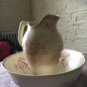 Broc et bassine en terre de fer dentelles