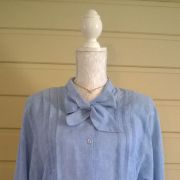 Lumineux chemisier vintage col lavallière T38-40 avec jeux de plis