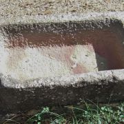 Très Ancien Sarcophage taillé Dans la Pierre