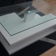 Table basse blanche laqué, dessus en verre