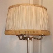 LAMPADAIRE TRIPODE LAITON STYLE LOUIS XV