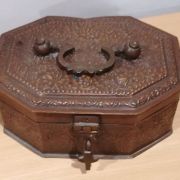 Boîte en fer teinté avec compartiments et plateau