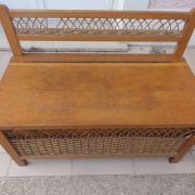 Adorable petit coffre/banc en rotin