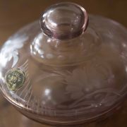 Bonbonnière mauve en cristal de bohème taillé