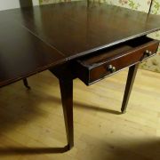 Table à allonges, un tiroir en ceinture