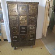 meuble de rangement métallique industriel