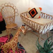 Lit bébé en rotin vintage