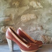belle chaussure rétro vintage en cuir 