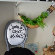 Fauteuil medaillon l'amour court les rues