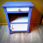 Le meuble aux poignées bleues 