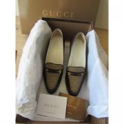 Jolie paire d'escarpins à petits talons couleur chocolat