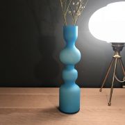 Joli vase bleu en verre bicolore