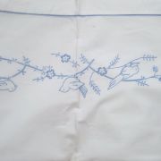 Parure bébé drap et taie brodés main 50's