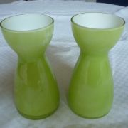 2 petits vases diabolo en verre vert