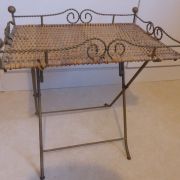 Jolie table basse en rotin et métal