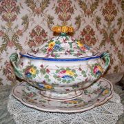 grande soupière sur plat et vase assorti