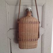 Bouteille et son étui en osier