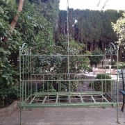 Lit en fer sur roulette peint en vert enfant