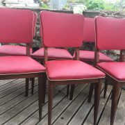 ENSEMBLE DE 6 CHAISES VINTAGE EN CHÊNE MASSIF ET SKAI ROUGE 